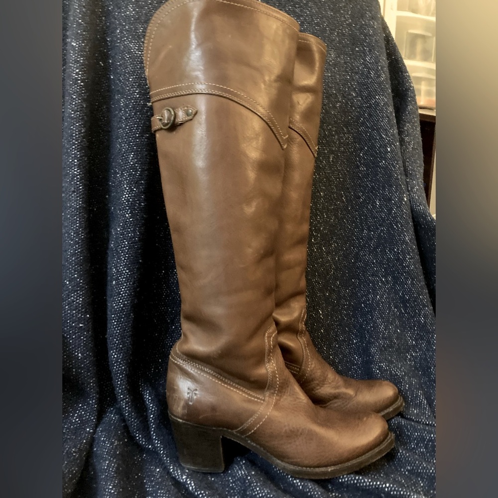 Beautiful barely worn Frye knee boot